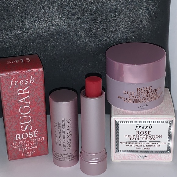 New Fresh Skincare Set & Bag - Picture 5 of 9